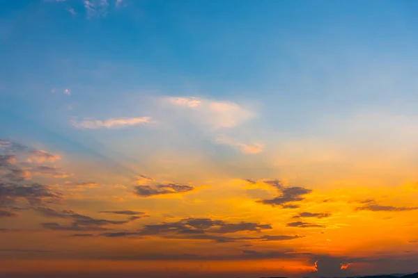 令人惊叹的自然景观与多云的天空背景 — 图库照片