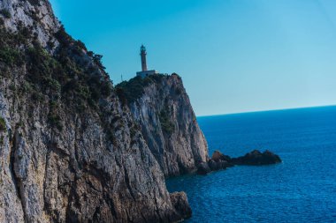 deniz ve mavi gökyüzü ile kayaya uzak deniz feneri