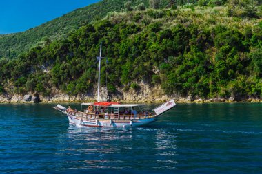İnanılmaz doğa görünümü arka plan üzerinde yolcu ile gemi taşıma