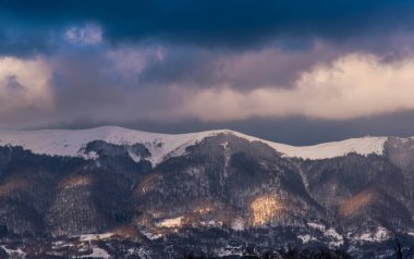 Bulutlu gökyüzü arka plan şaşırtıcı doğa manzaralı