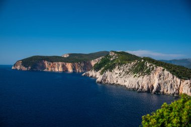 ısmarlayarak deniz, yeşil tepeler ve mavi gökyüzü