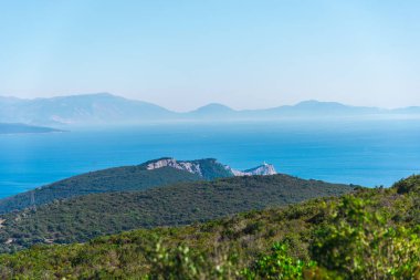Dağları ile çevrili Bay pitoresk genel bakış