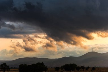 Bulutlu gökyüzü arka plan şaşırtıcı doğa manzaralı