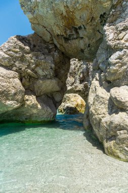 Mavi lagün ile büyüleyici doğa kayalık görünümü