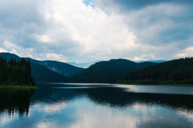 Büyüleyici doğal mavi deniz manzaralı 