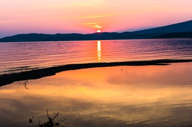 Denizin üzerinde dramatik gün batımı gökyüzü
