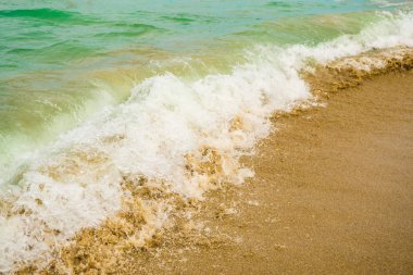 deniz suyu ve kumlu plaj 