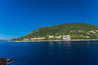 Büyüleyici doğa dağ manzaralı yeşillik ile