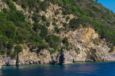 Büyüleyici doğa dağ manzaralı yeşillik ile