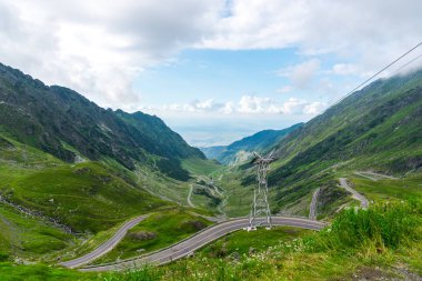 Yeşil ve mavi bulutlu gökyüzü ile büyüleyici doğa dağ manzaralı