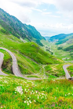Yeşil ve mavi bulutlu gökyüzü ile büyüleyici doğa dağ manzaralı