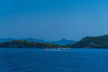 Büyüleyici doğa dağ manzaralı yeşillik ile