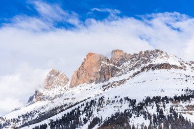 Kabarık karla kaplı dağ manzaralı şaşırtıcı