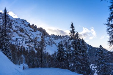 Kabarık karla kaplı dağ manzaralı şaşırtıcı