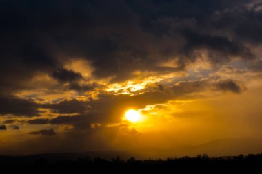 Bulutlu gökyüzü arka plan şaşırtıcı doğa manzaralı