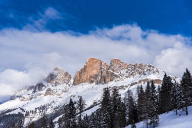 Kabarık karla kaplı dağ manzaralı şaşırtıcı