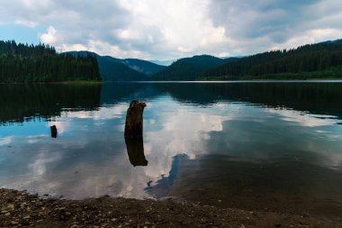 Büyüleyici doğal mavi deniz manzaralı 