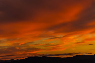 turuncu günbatımı gökyüzü tepeler üzerinde renkli.