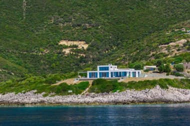 okyanus suyunda ada tepelerde modern mimari 