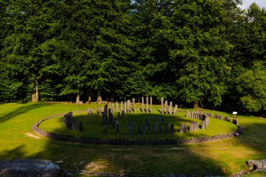 Yeşil güzel ormanda Mezarlık