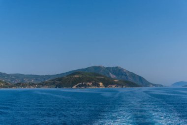 ısmarlayarak deniz, yeşil tepeler ve mavi gökyüzü