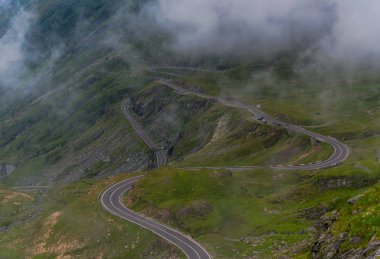 Yeşil ve mavi bulutlu gökyüzü ile büyüleyici doğa dağ manzaralı
