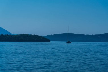 Dağ arka plan ile pürüzsüz oldukça okyanusun büyüleyici görünümü
