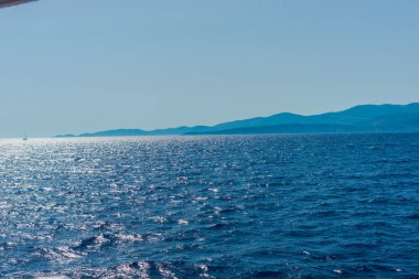 Büyüleyici doğal mavi deniz manzaralı 