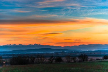 Bulutlu gökyüzü arka plan şaşırtıcı doğa manzaralı