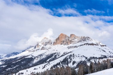 Kabarık karla kaplı dağ manzaralı şaşırtıcı