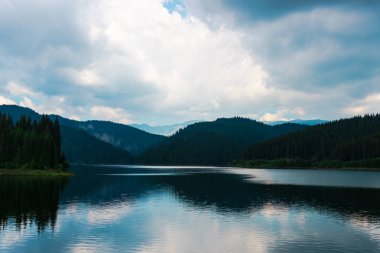 Büyüleyici doğal mavi deniz manzaralı 