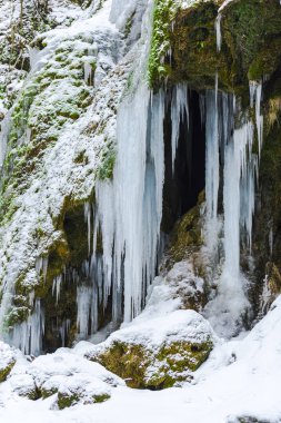 Doğa arka plan üzerinde büyük soğuk buz sarkıtları