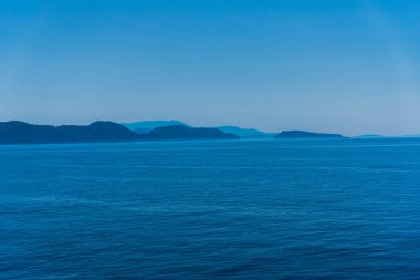 Dağ arka plan ile pürüzsüz oldukça okyanusun büyüleyici görünümü