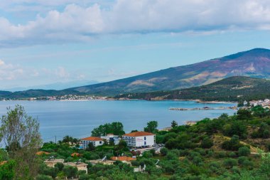 Ağaçlar ve mavi gökyüzü ile büyüleyici doğa Dağ Manzaralı