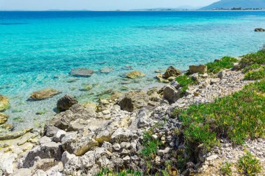 Mavi lagün ve yeşilliklerle büyüleyici doğa manzaralı