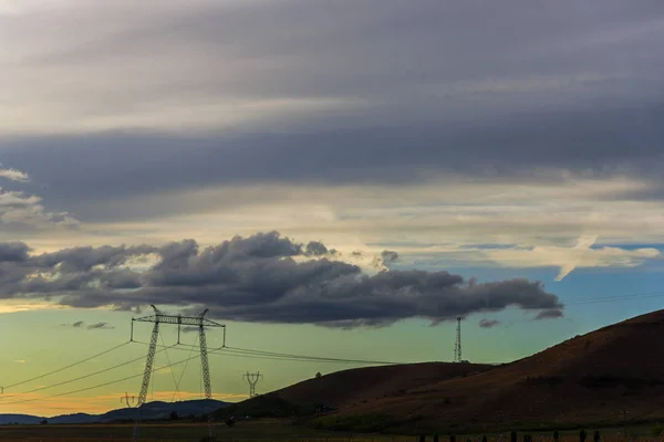 Schöne Wolkenlandschaft Über Hügeln Mit Strommasten — Stockfoto