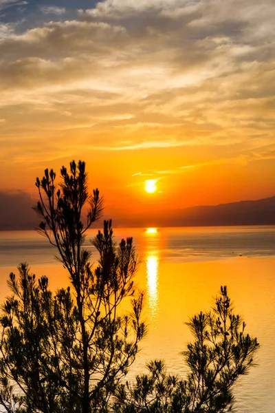 Sonnenuntergang Himmel Spiegelt Sich Meerwasser Von Der Küste Aus Gesehen — Stockfoto