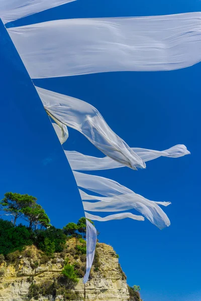 风白色纺织品在蓝天背景 — 图库照片
