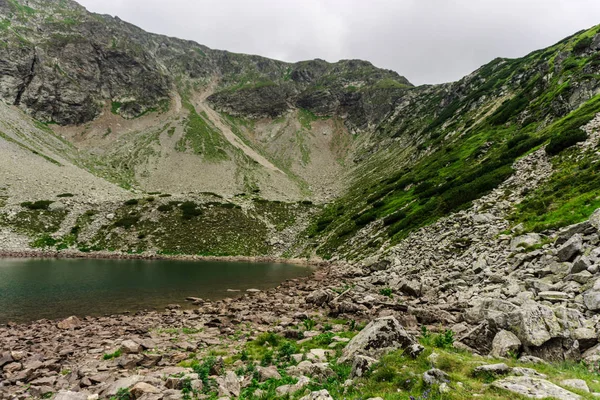 Fascynującym Widokiem Góry Natura Zieleni Niebieskiego Nieba Deszczu — Zdjęcie stockowe