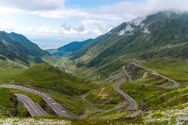 Fascinerende Natuur Bergzicht Met Groen Blauwe Bewolkte Hemel — Stockfoto