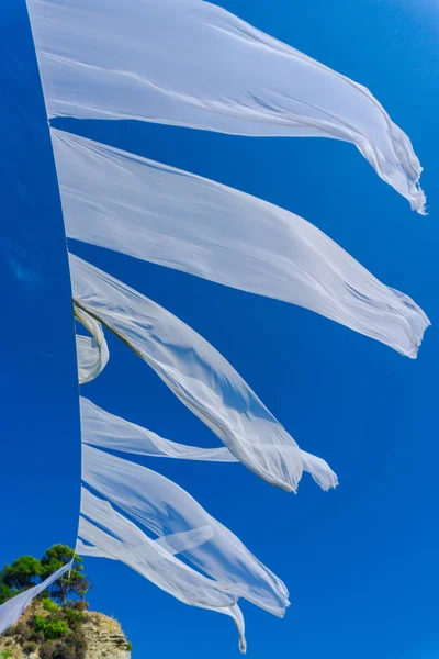 Textil Blanco Ventoso Sobre Fondo Azul Cielo —  Fotos de Stock