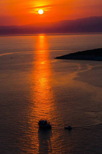 Malerischer Blick Auf Den Sonnenuntergangshimmel Der Sich Meerwasser Und Fahrenden — Stockfoto