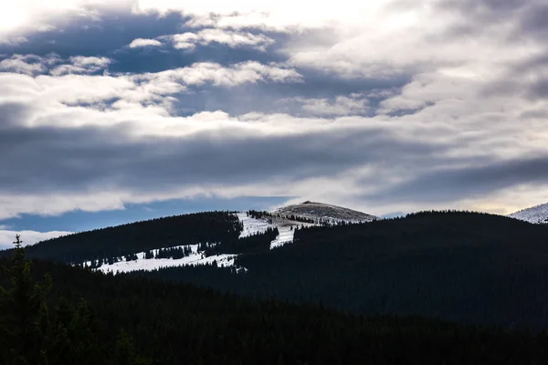 Fascinante Vista Montaña Naturaleza Con Vegetación Cielo Azul Nublado — Foto de Stock