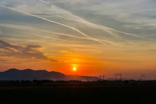 Paisaje Nuboso Vívido Con Sol Poniente Sobre Montañas Distantes — Foto de Stock