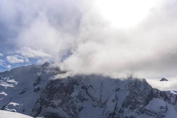 Kabarık Karla Kaplı Dağ Manzaralı Şaşırtıcı — Stok fotoğraf