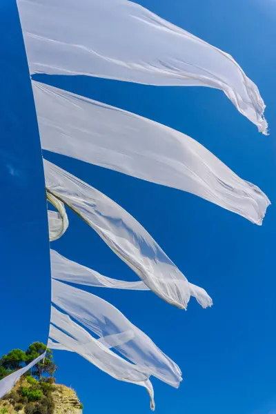 风白色纺织品在蓝天背景 — 图库照片
