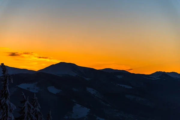 Atemberaubende Aussicht Auf Die Natur Mit Bewölktem Himmel Hintergrund — Stockfoto