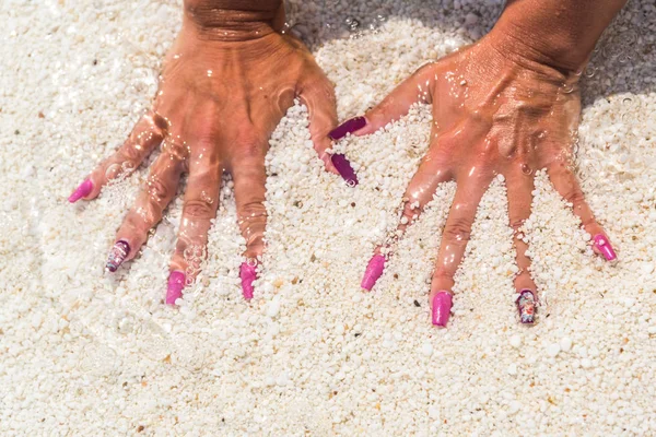 Dedo Mão Mar Coberto Com Seixos Brancos — Fotografia de Stock