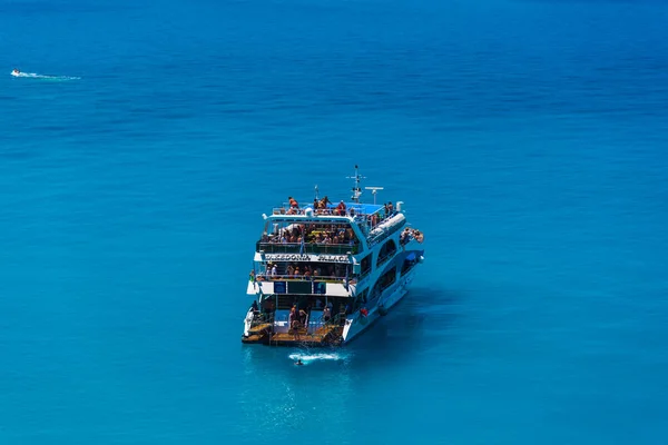 迷人的自然海景与船充满休息的人 — 图库照片