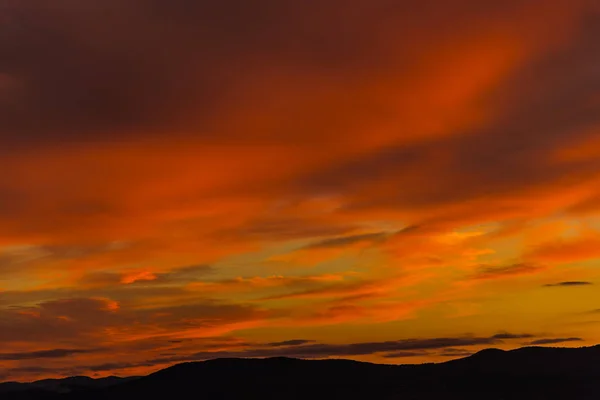 Оранжевый Закат Неба Над Холмами — стоковое фото